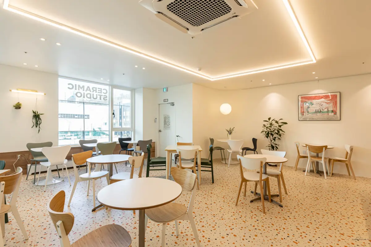 라인 조명이 돋보이는 감성 브런치 카페 홀 인테리어